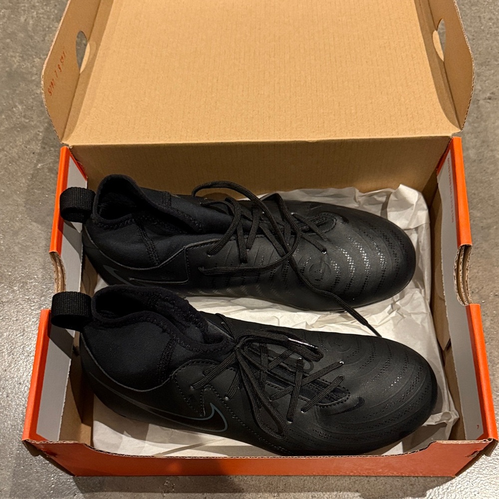 Nike Kids' Phantom Luna 2 Academy AG Soccer Cleats size 5y